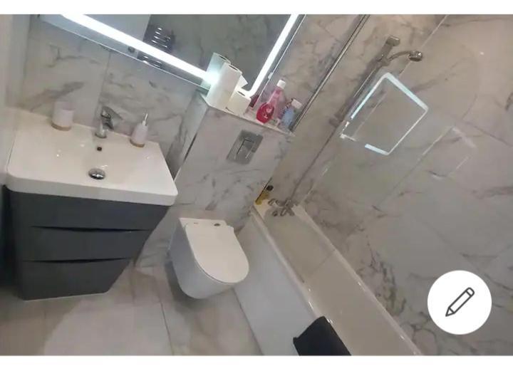 Flat 22, Spacious Two Bedroom Apartment *